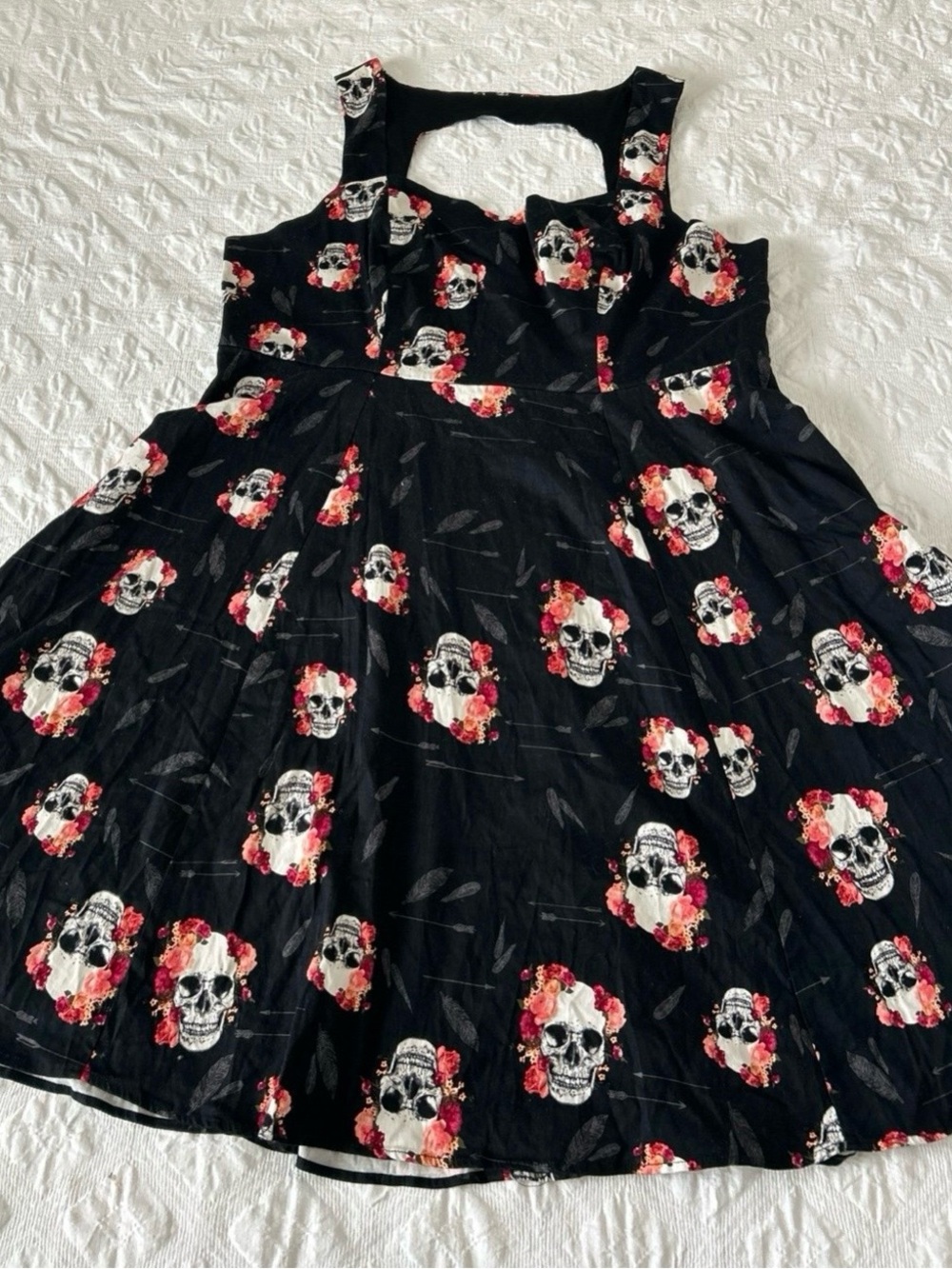 Torrid Dress Size 24, Semi New, Color Black, White, Pink, Wine, Design Skulls.